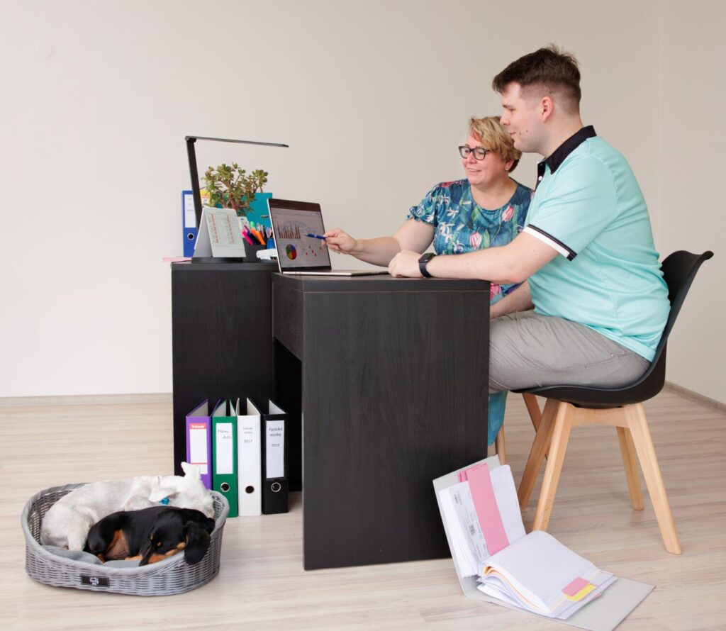 Jana Řezníčková a Patrik Kovalčík u PC I při práci máme naše mazlíčky blízko